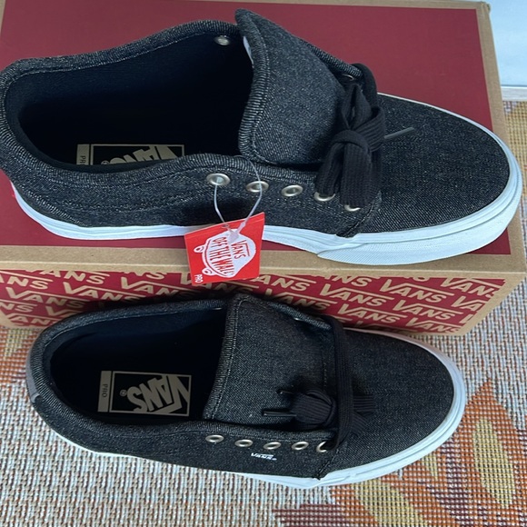 Vans WMNS Chukka Low (Denim) Black/Pewter/White
VN0A38CGRY8
Sneakers - Picture 3 of 16